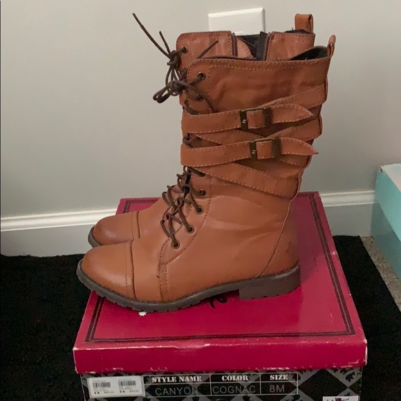 Boots - Picture 3 of 6